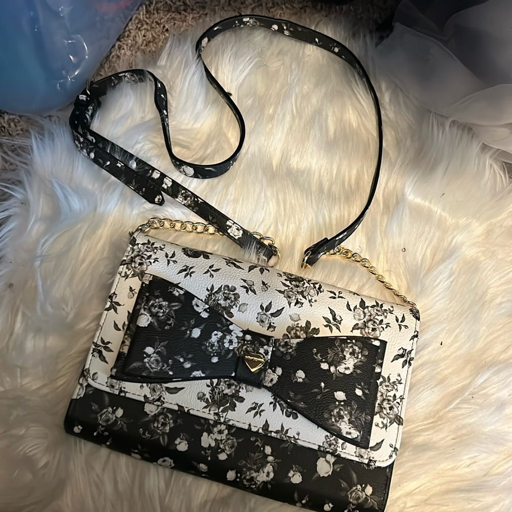 Cute cross over Betsey Johnson bag!!